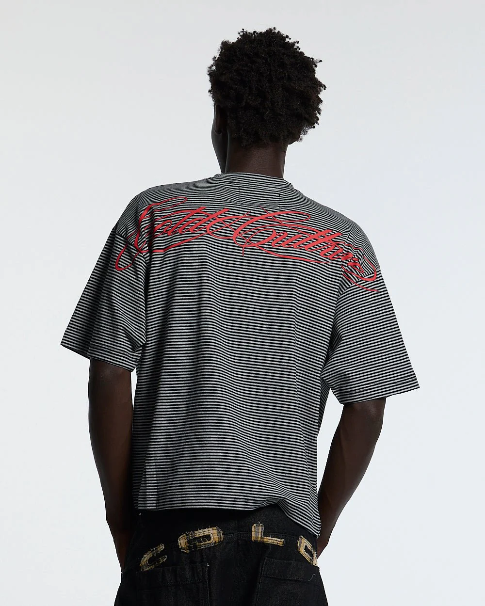 SCRIPTED STRIPES TEE BLACK - Image 2